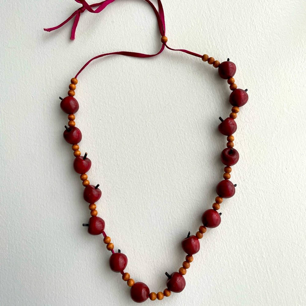Vintage wooden Apple necklace. 🍎